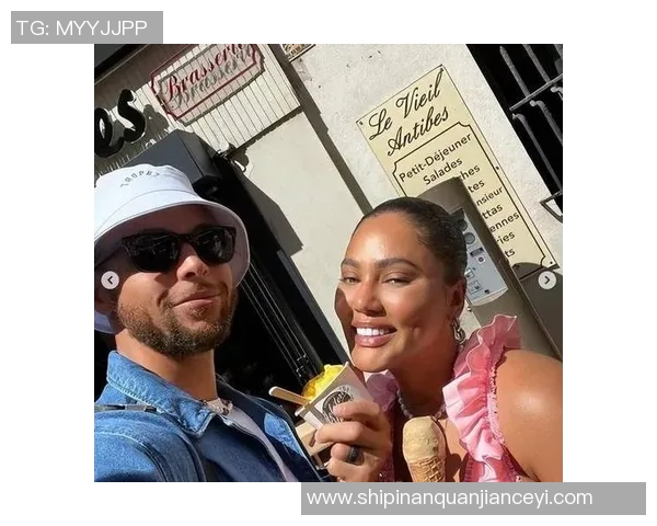 足球明星与妻子甜蜜互动瞬间揭秘幸福生活的背后故事