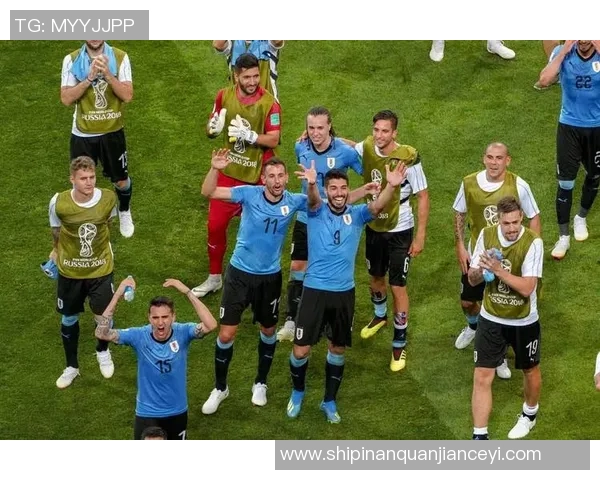 足球明星双手叉腰展现自信风采的精彩瞬间与背后故事