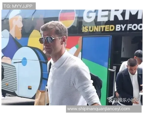 足球明星在绿茵场上展现绝技让球迷尽享激情与快乐的盛宴