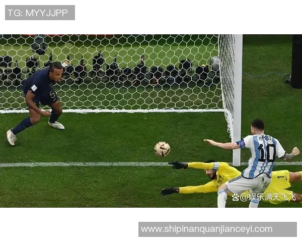 足球明星在赛场上意外受伤踢球踢到要害引发关注与讨论