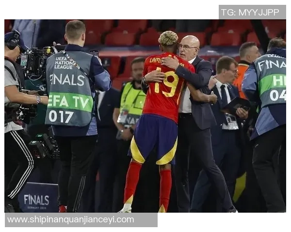 足球明星夜店狂欢夜揭秘与球场表现的背后故事