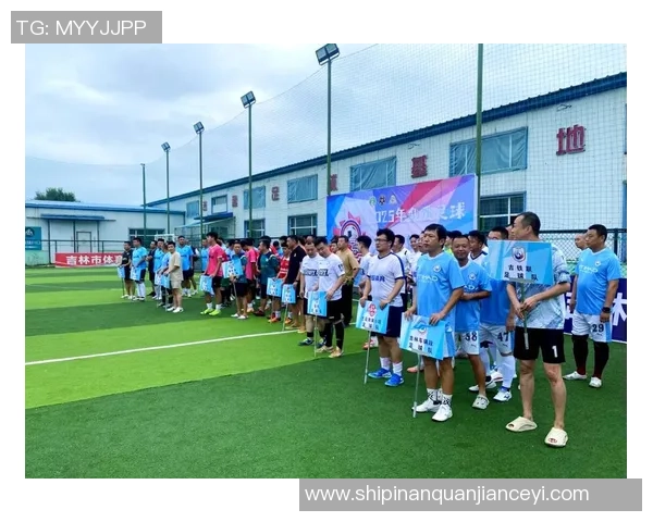 足球明星大巴车盛装出发球迷热情高涨共迎精彩赛事