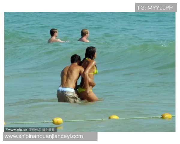 足球明星女友热情庆祝瞬间大集合展现爱情与激情的完美时刻