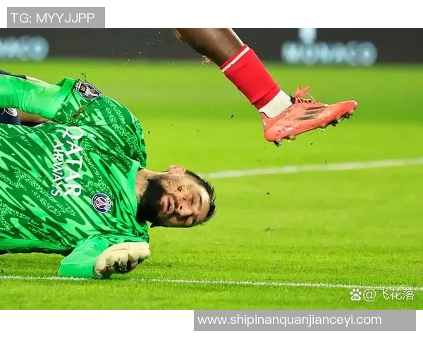 足球明星家中遭遇抢劫球迷心痛不已事件引发广泛关注与讨论