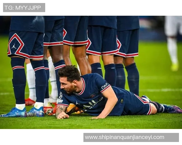 足球明星左腿受伤瞬间曝光女粉丝心痛不已引发广泛关注 足球明星左腿受伤瞬间曝光女粉丝心痛不已引发广泛关注