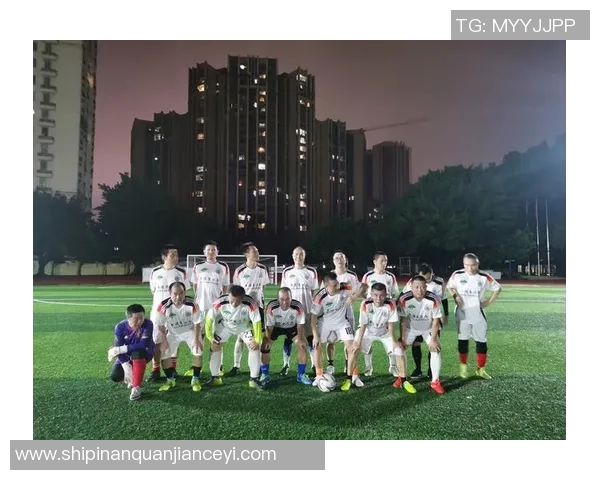 足球明星拼图高清照片展现球场魅力与风采的完美结合