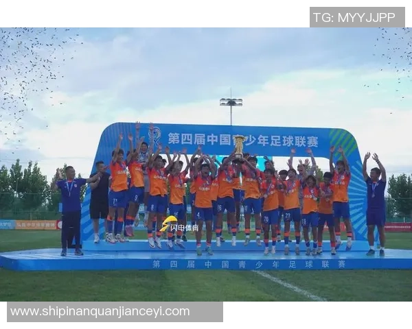 足球明星挑战香蕉球技巧赛展现惊人球技与幽默风采 足球明星挑战香蕉球技巧赛展现惊人球技与幽默风采