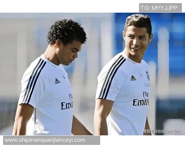 足球明星昔日辉煌与如今落寞的背影对比图揭示人生起伏与荣耀背后的孤独感