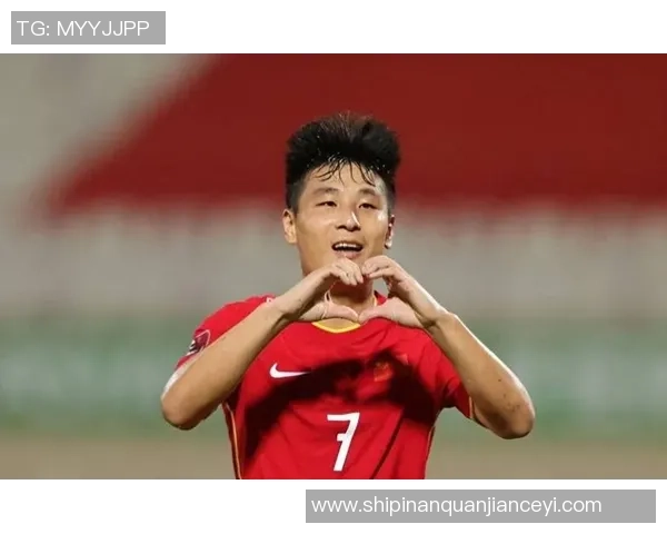 足球明星武磊现身机场引发粉丝热烈追捧与媒体关注