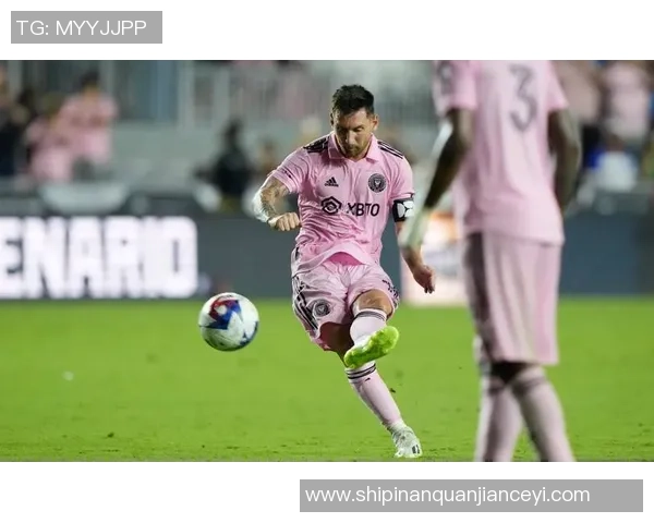 足球明星突发晕倒事件引发关注健康问题与运动员职业生涯的隐患探讨