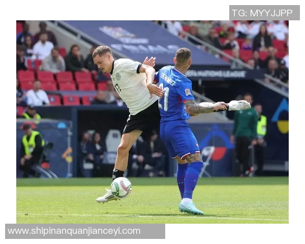 足球明星私密瞬间曝光引发热议球迷热情高涨各界反响不一 足球明星私密瞬间曝光引发热议球迷热情高涨各界反响不一