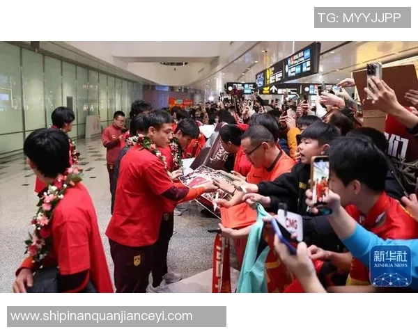 足球明星盛大抵达宝安机场引发球迷热烈追捧与欢呼 足球明星盛大抵达宝安机场引发球迷热烈追捧与欢呼