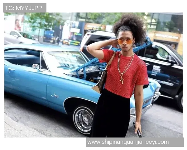 足球明星街头闲逛时尚瞬间展现独特魅力与生活态度 足球明星街头闲逛时尚瞬间展现独特魅力与生活态度